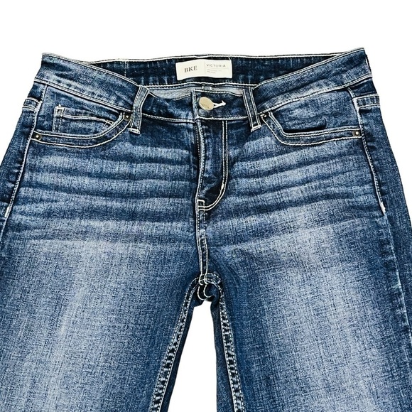 BKE Buckle Victoria Universal Fit Mid Rise Crop Jeans. Blue Size 26 #1059 - Picture 2 of 6
